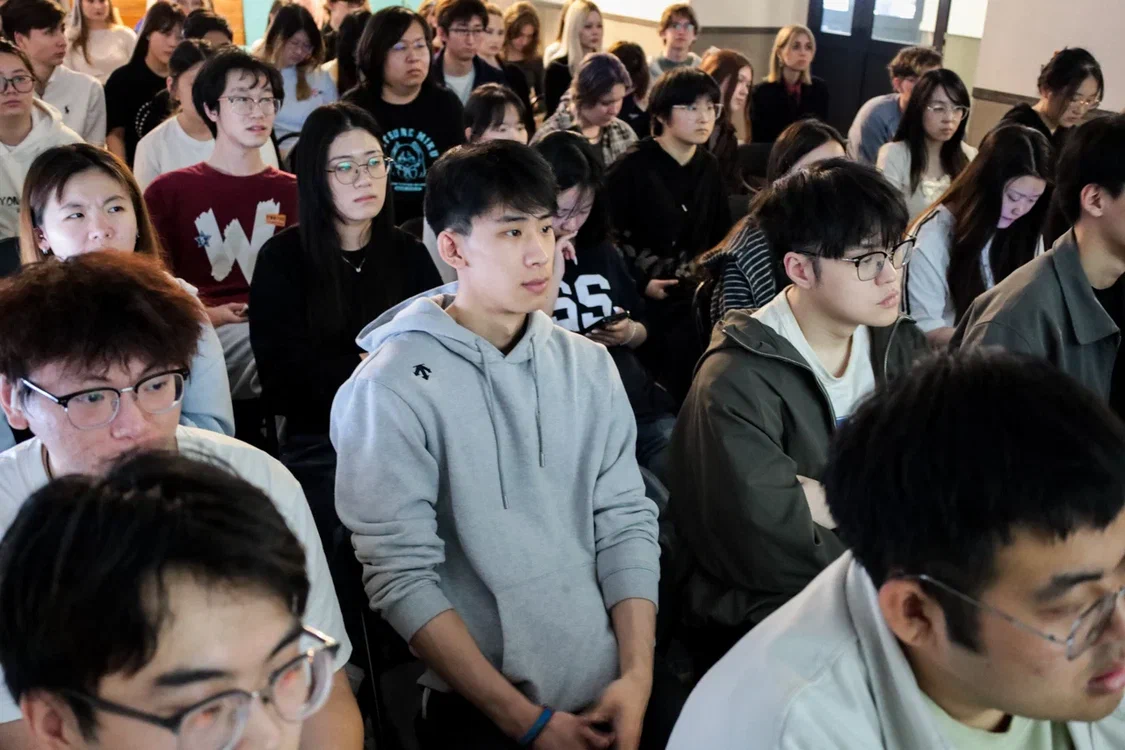 Десятки китайцев пришли посмотреть на испытание магнитогорского лаовая*