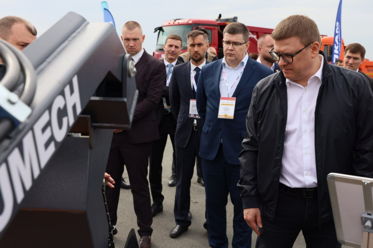 Алексей Текслер ознакомился с техникой будущего на выставке под Челябинском*1