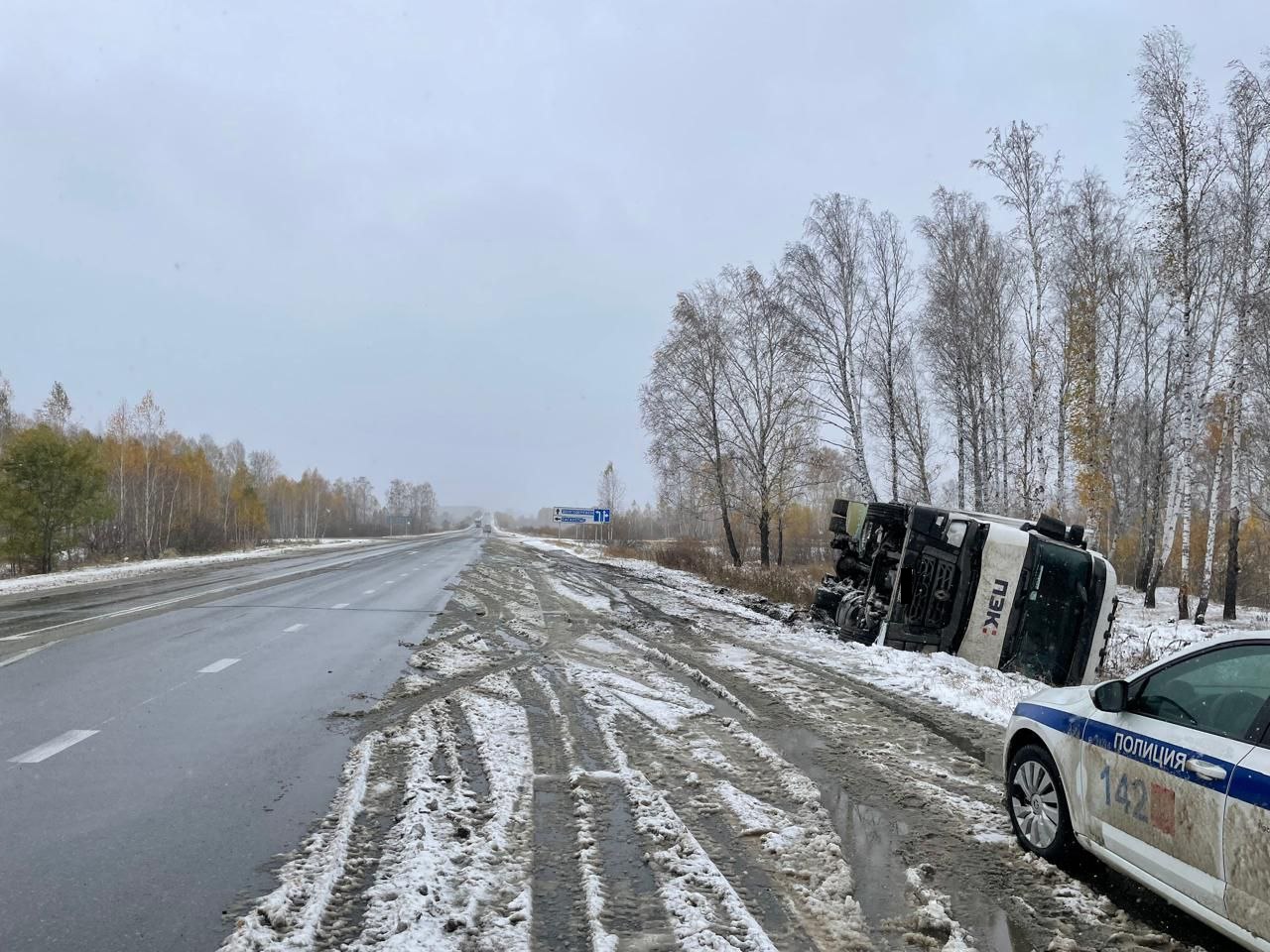 Фура перевернулась на дороге под Челябинском*