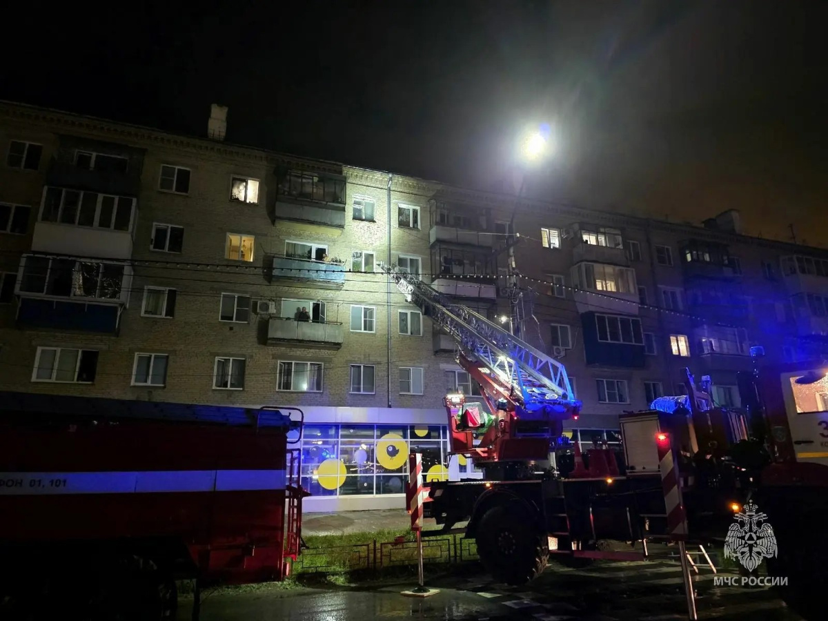 Деда спасали через окно на ночном пожаре в Копейске*