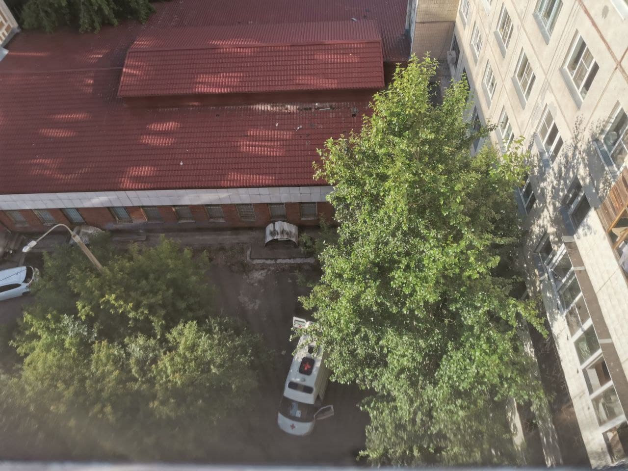 Из окна девятиэтажки на северо-западе Челябинска выпала 20-летняя девушка