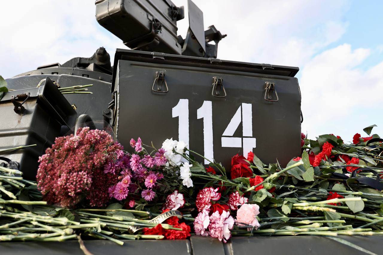 Общее горе: мемориал в Копейске засыпали цветами в память о погибших при взрыве