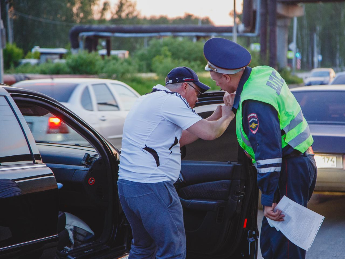 Полтысячи челябинцев едва не уехали в спецприёмник из-за плёнки на стёклах*