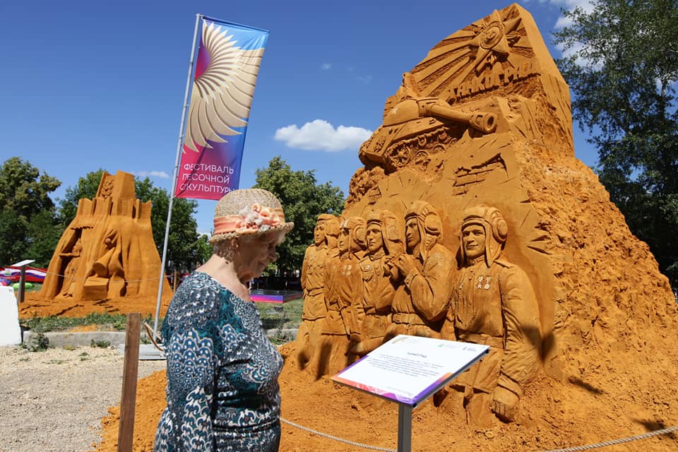 В Челябинске на месте Сада камней открыли выставку песочных скульптур*1
