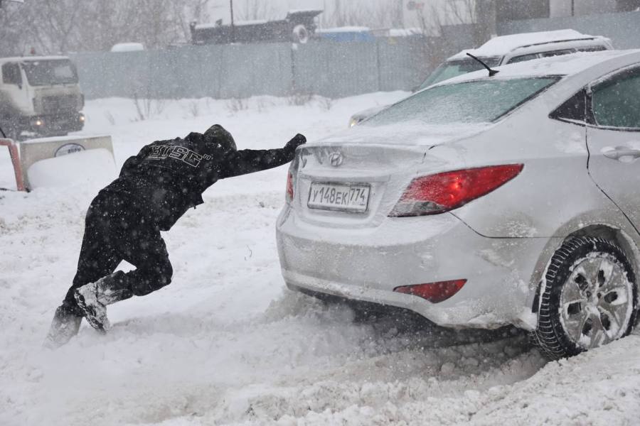 Бой со стихией: на Челябинскую область обрушился снежный буран*1