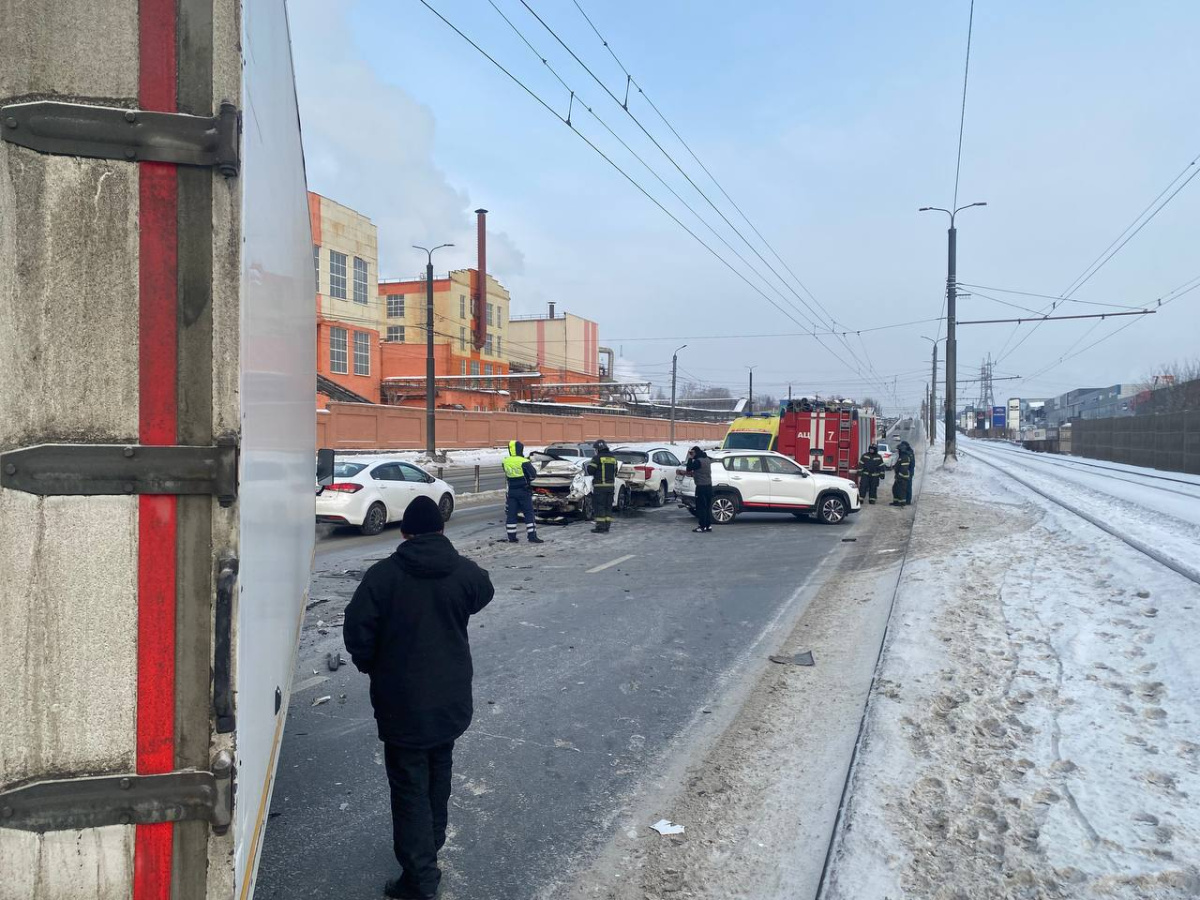 Массовое ДТП с грузовиком и такси сковало проезд по тракту в Челябинске*