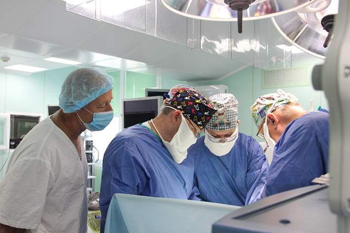 Челябинские хирурги провели сложную операцию девочке без пищевода