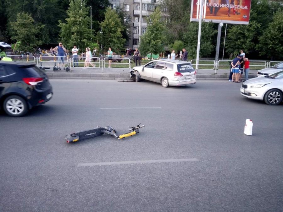 Молодой челябинец, попавший в ДТП на самокате, умер в больнице