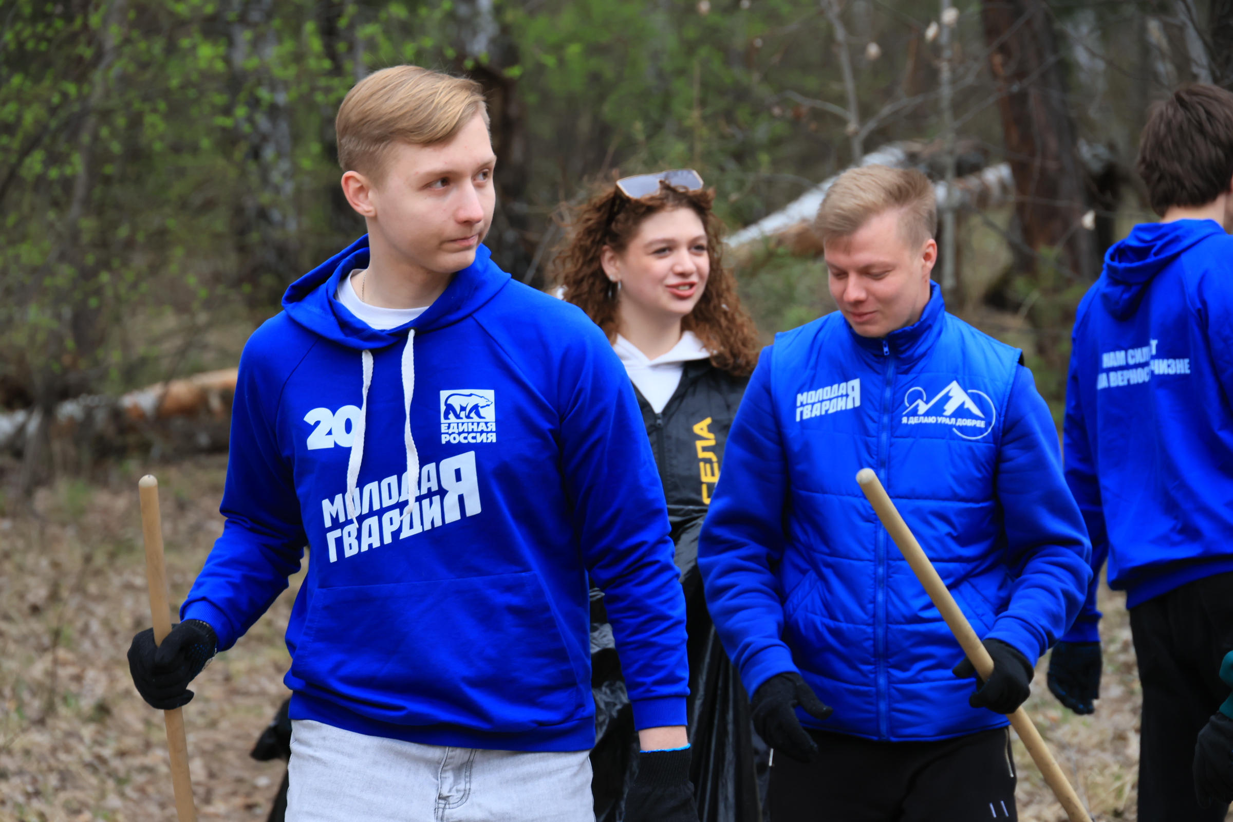 Алексей Текслер помог челябинцам убрать мусор в Экопарке