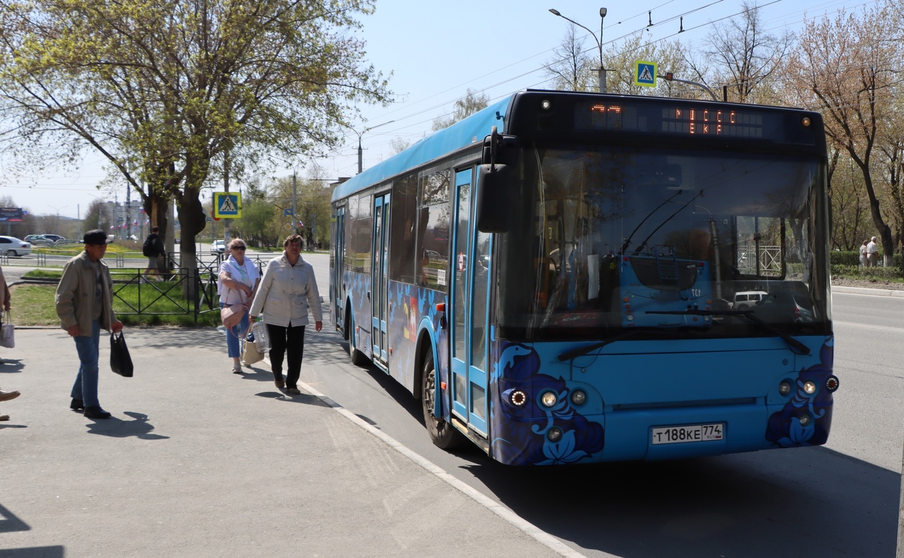 В Миассе пассажиры вытолкали застрявший в снегопад автобус*