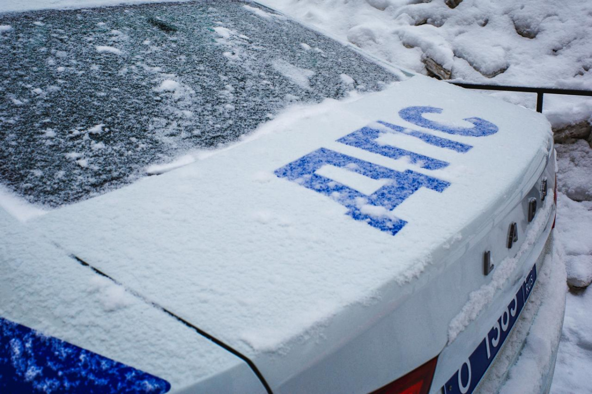 На переезде под Кыштымом легковушка влетела в поезд и перевернулась*