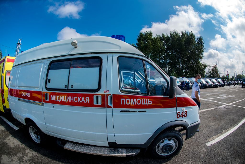Водитель Toyota Mark II мощно влетел в грузовик в Челябинской области*1