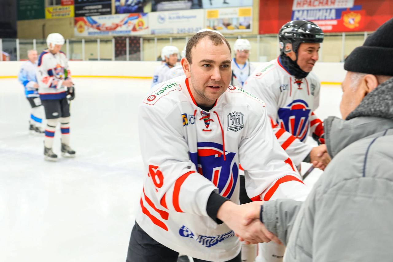 Челябинский депутат сыграл в хоккейном матче с легендами «Трактора»