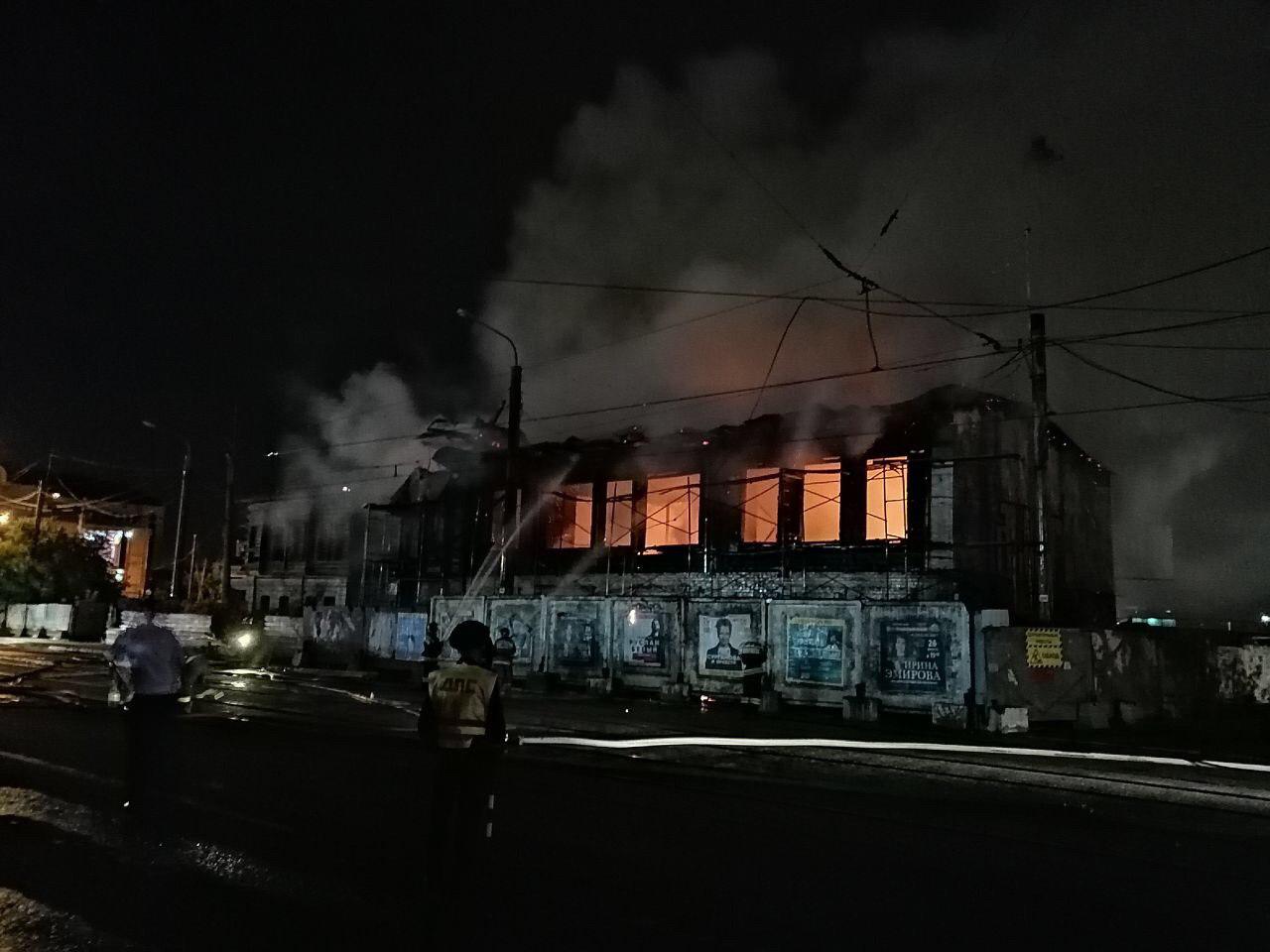 Поджог валберис в питере. Пожар в Таскино. Дом горит на Парковом. Пожар в Таскино Челябинской области. Авария в Таскино Челябинская областная.