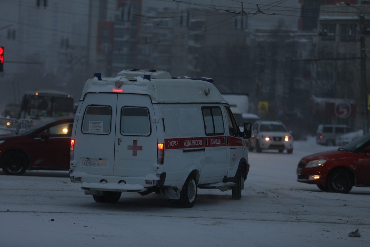 Школьница травмировала голову при обрыве качелей в Челябинске*1