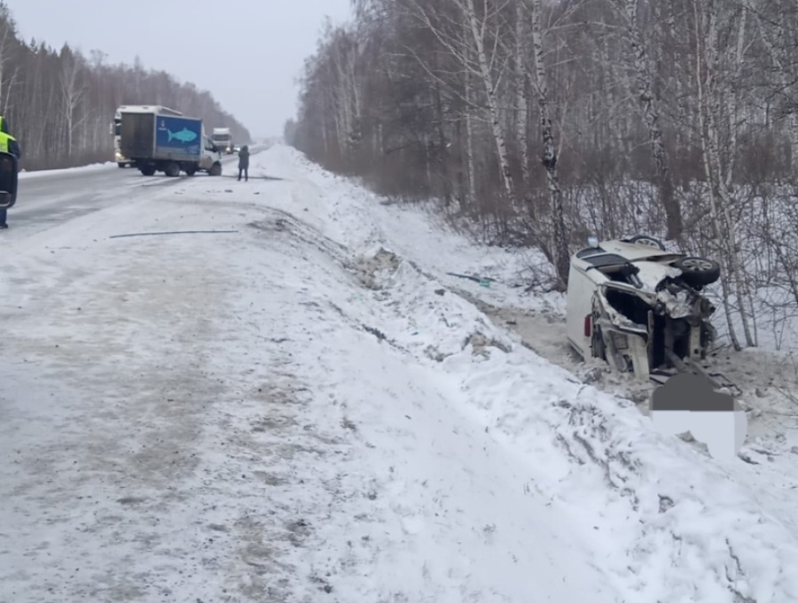 Минивэн с пассажирами врезался в грузовик на трассе Челябинск-Троицк*