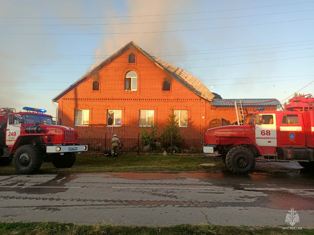 Два человека погибли при пожаре в частном доме в Фершампенуазе
