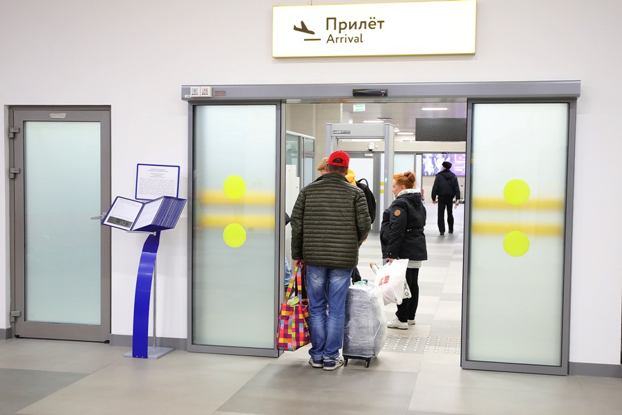 Около челябинского аэропорта поймали нелегальных таксистов*1