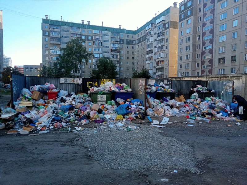 В челябинском дворе перестали вывозить мусор из-за провала грунта