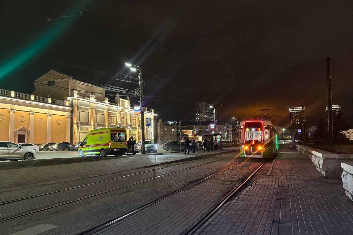 В центре Челябинска сбили пешехода: движение трамваев встало*1
