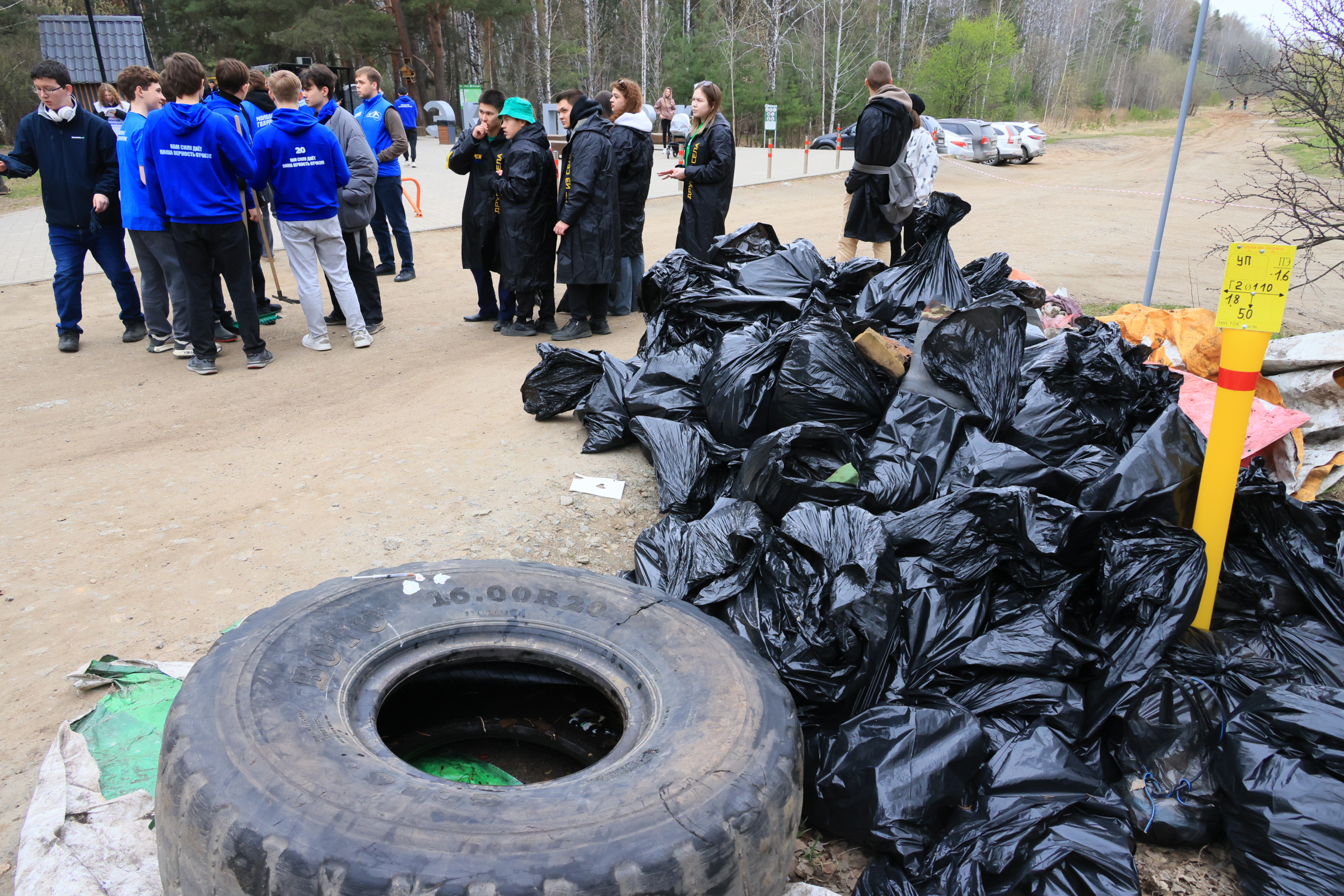Алексей Текслер помог челябинцам убрать мусор в Экопарке