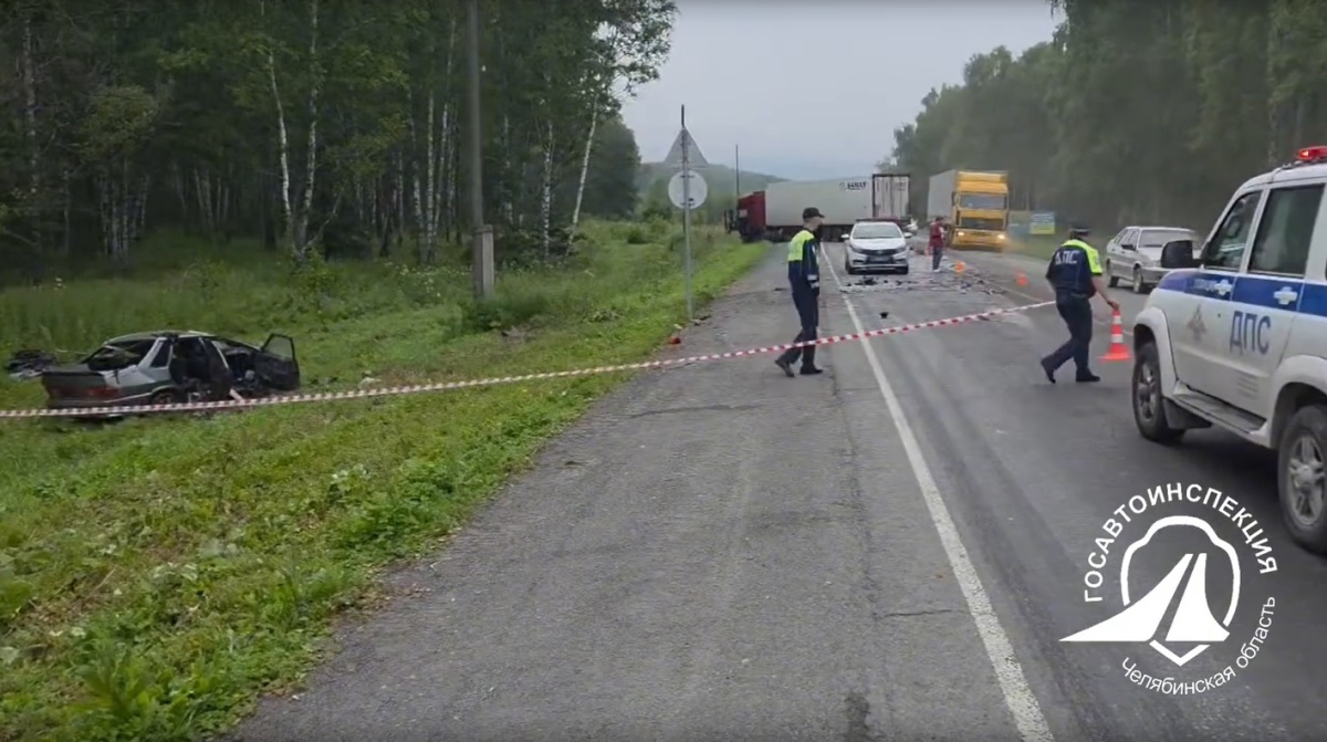 Фура перекрыла проезд после смертельного ДТП на трассе М5 под Миассом*