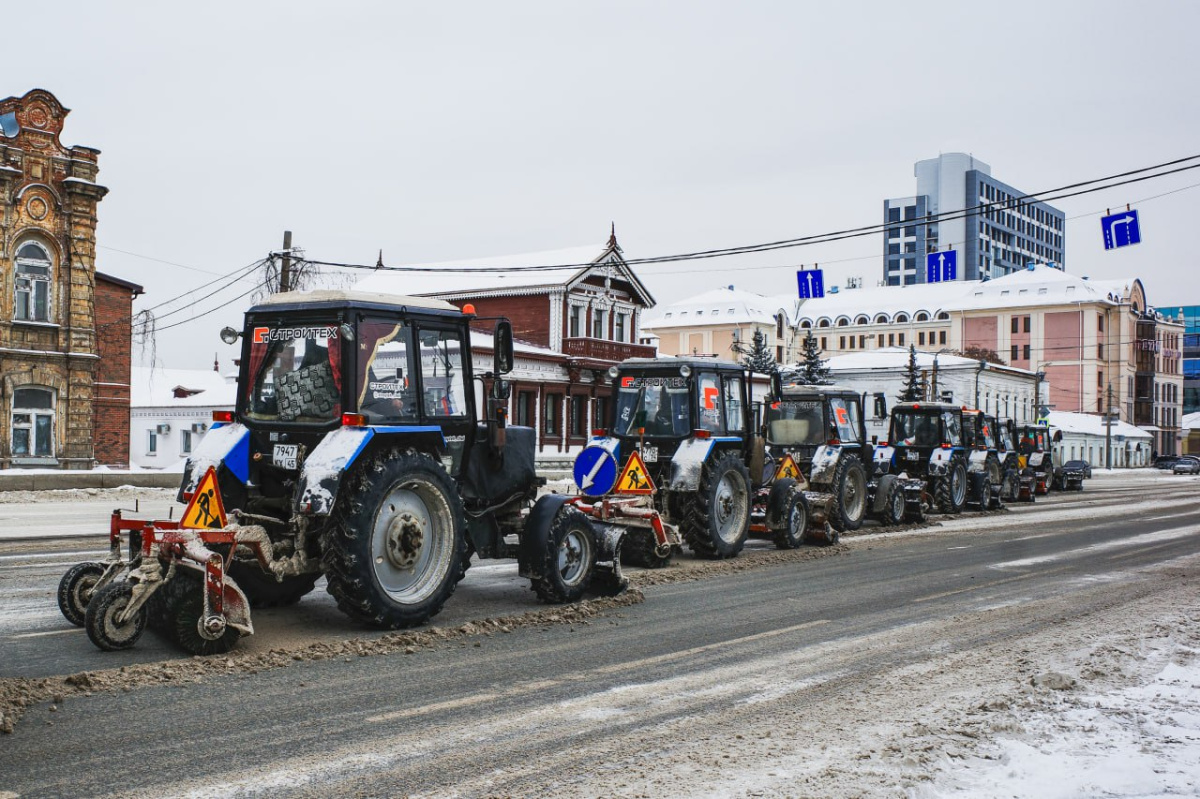 Почти 500 рабочих и 238 машин вышли на уборку Челябинска*