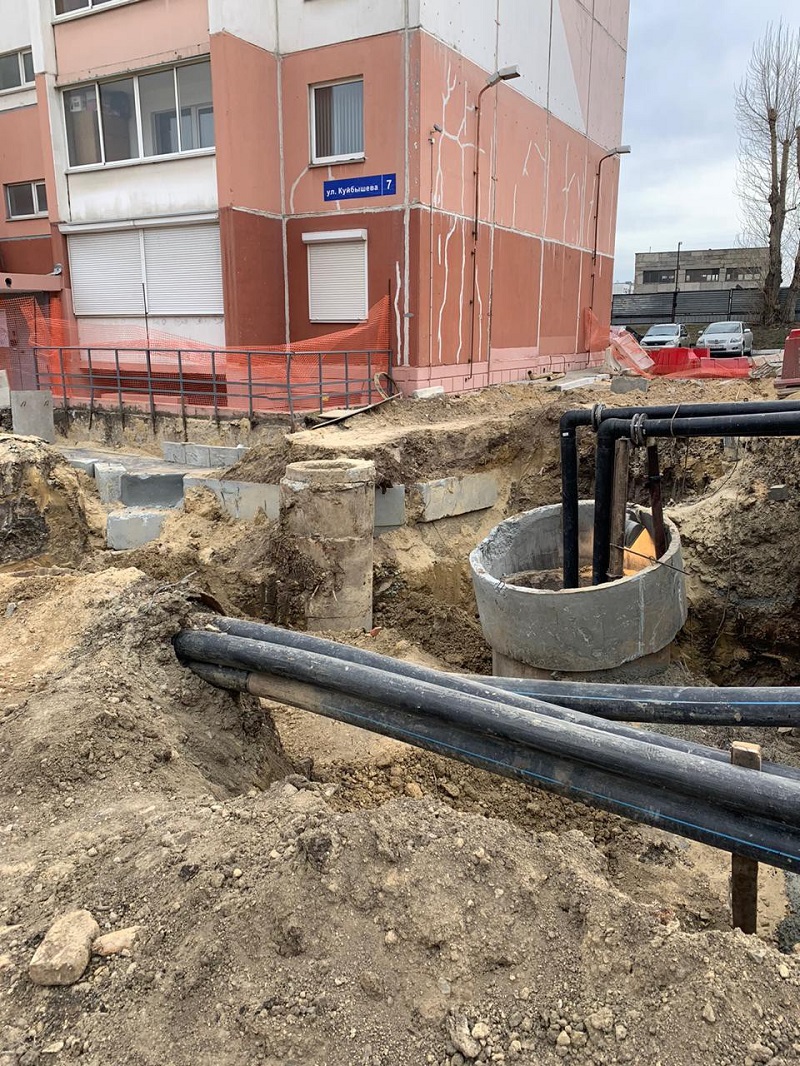 На месте провала возле дома на Куйбышева поставили временный коллектор