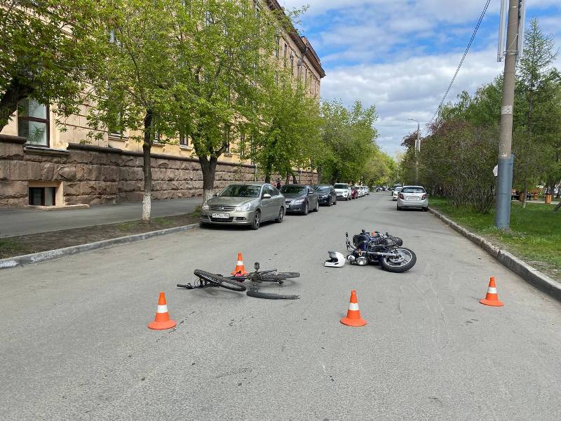 В Челябинске велосипедистка попала в больницу после столкновения с мотоциклом