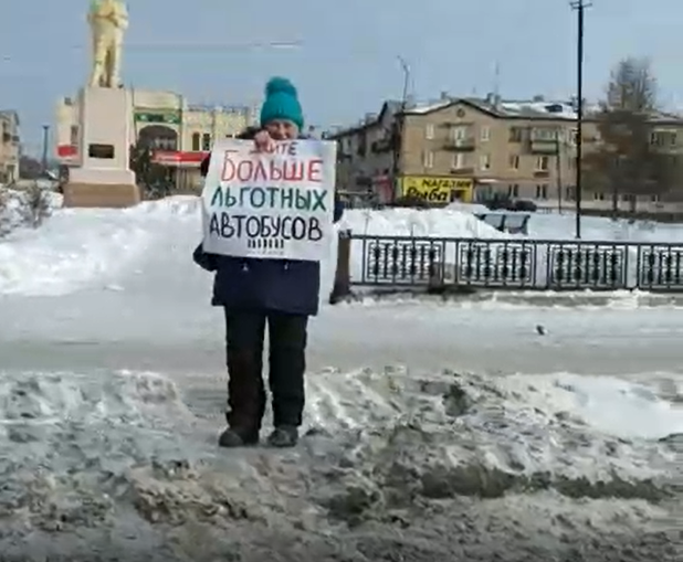 Южноуральцы вышли на одиночные пикеты, требуя пустить автобус