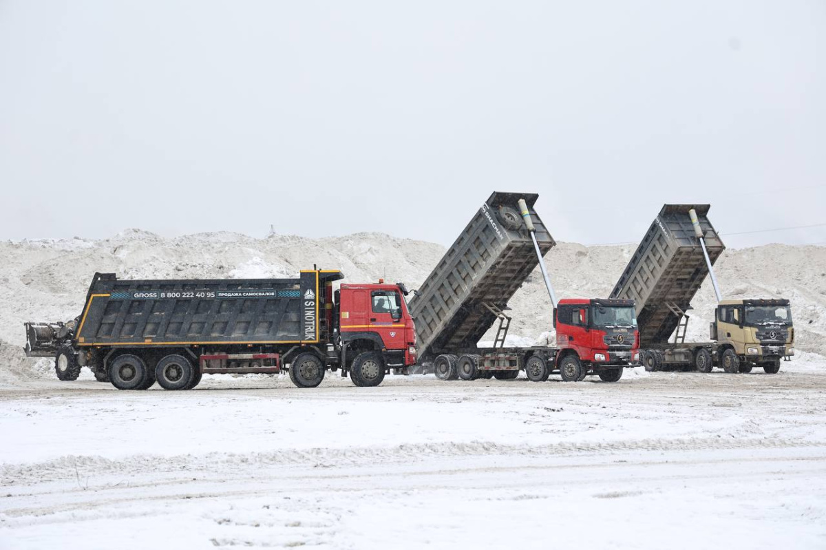 1100 самосвалов за ночь: Челябинск ударно вывозит снег*