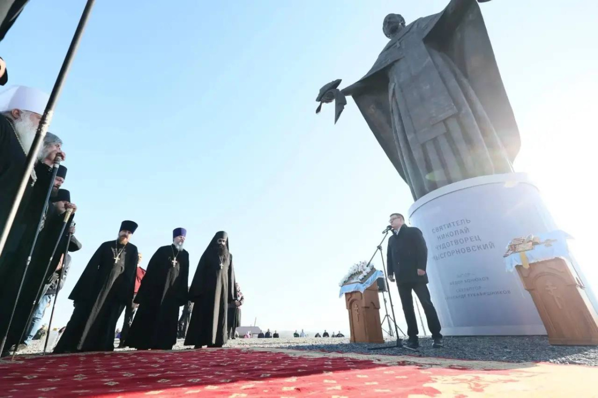 10-метровую скульптуру Николая Чудотворца установили на въезде в Сатку*