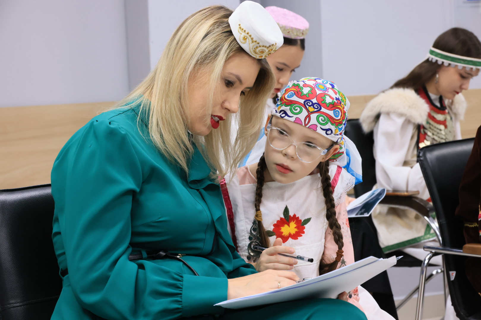 В народных костюмах за знаниями: челябинцы написали этнографический диктант