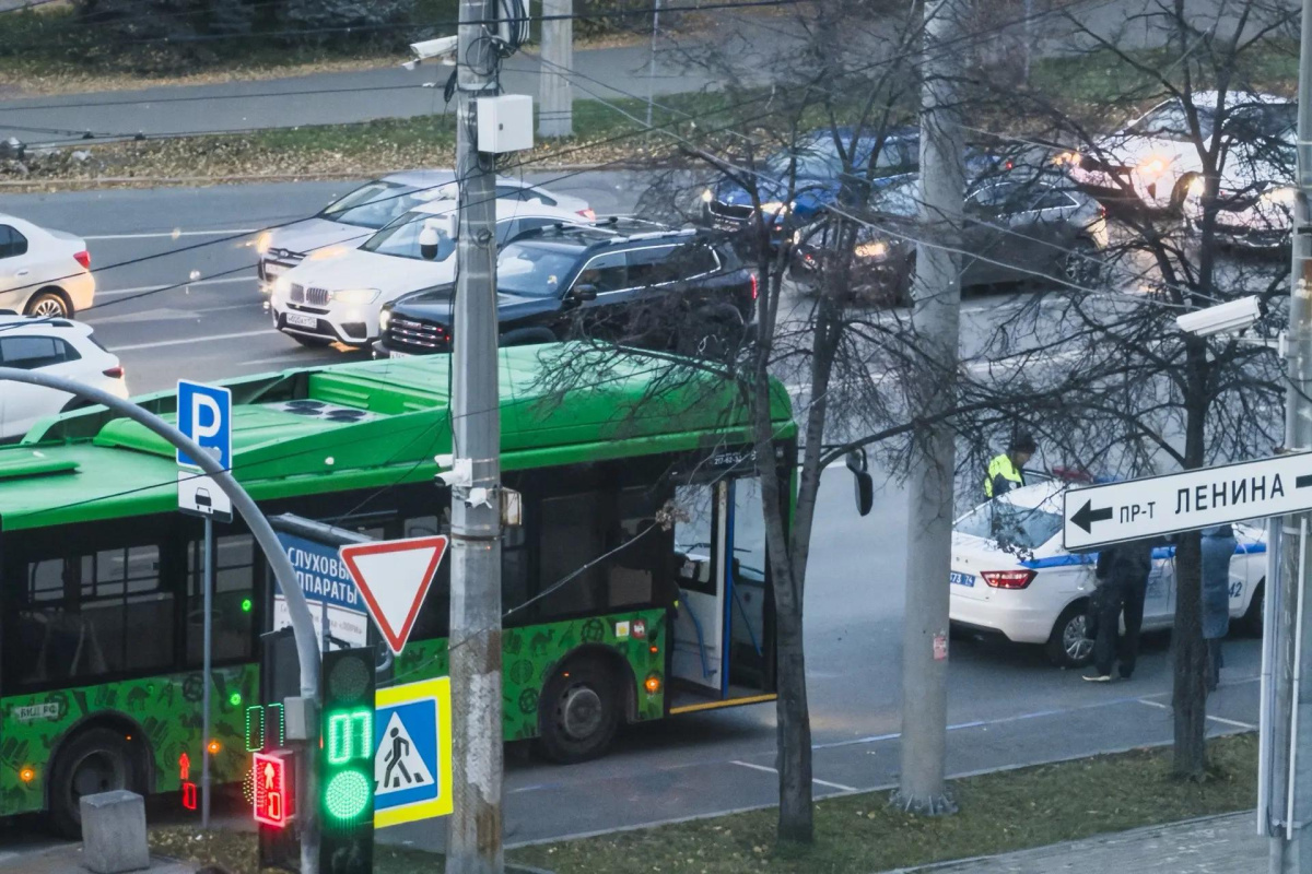 Авария с автобусом перекрыла перекресток в самом центре Челябинска*1