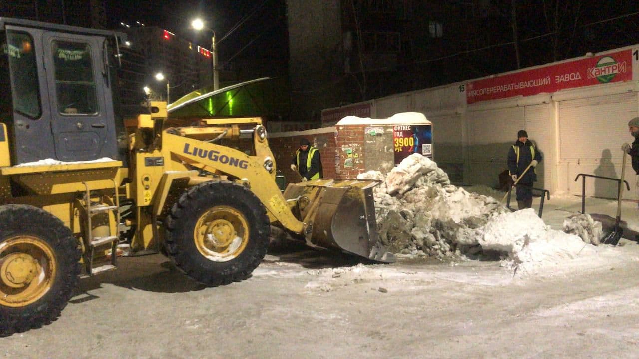 Улицу в Челябинске залило водой из-за коммунальной аварии