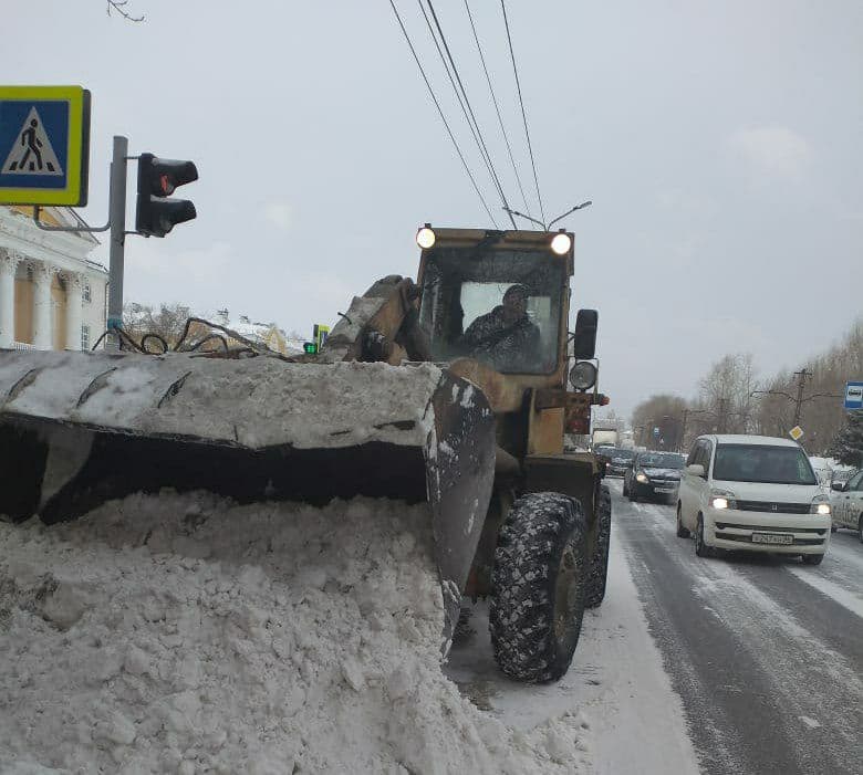 В Челябинске 267 дорожников убирают снежные заносы с улиц