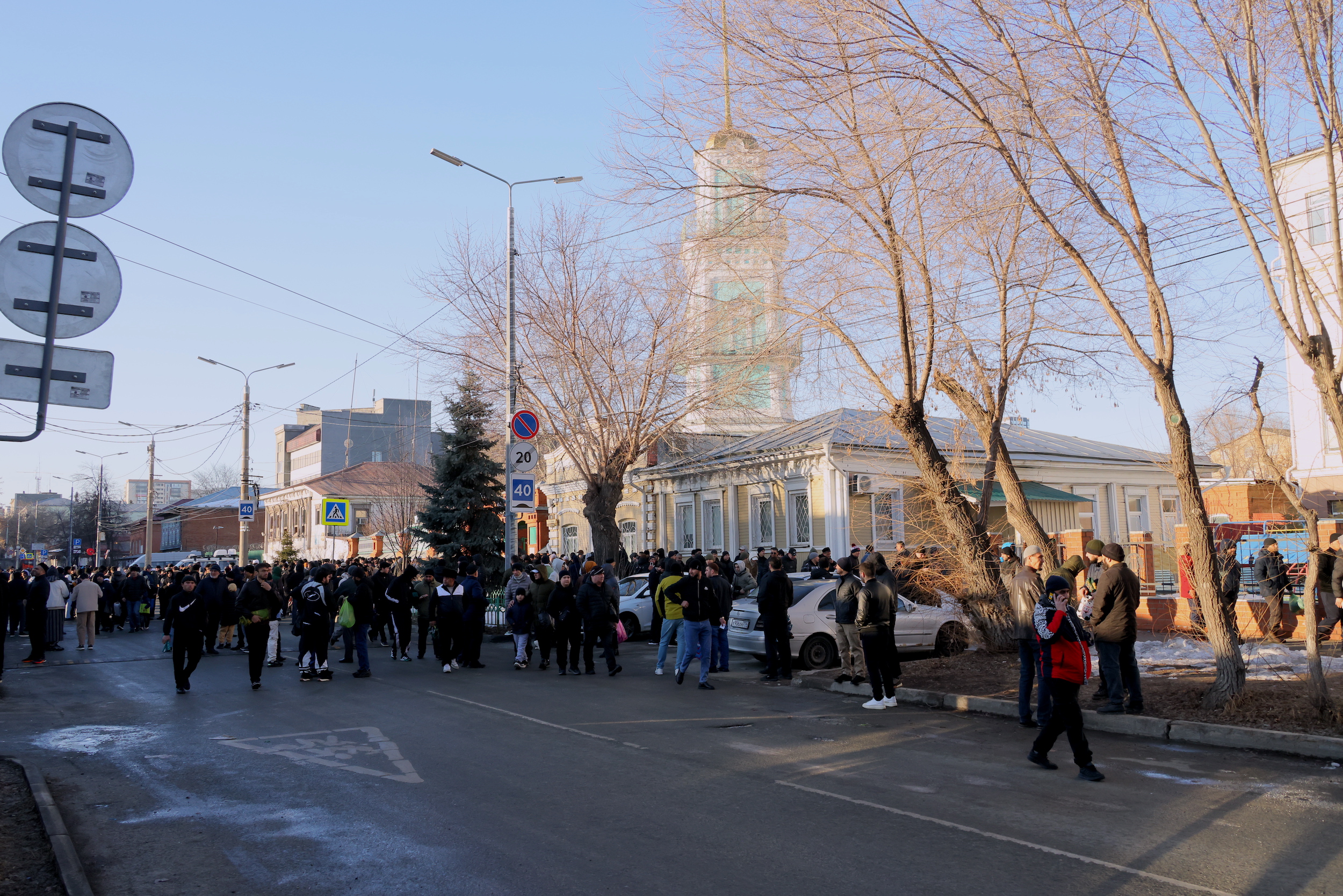 Появились фото сотни мусульман, совершивших намаз на улице Елькина в Челябинске