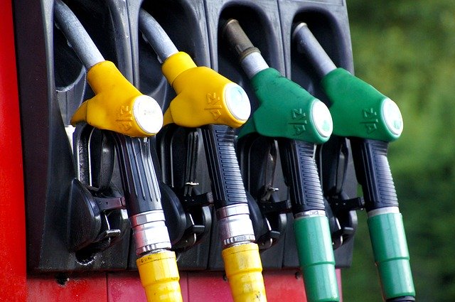 В Челябинске цена на бензин снижается вторую неделю