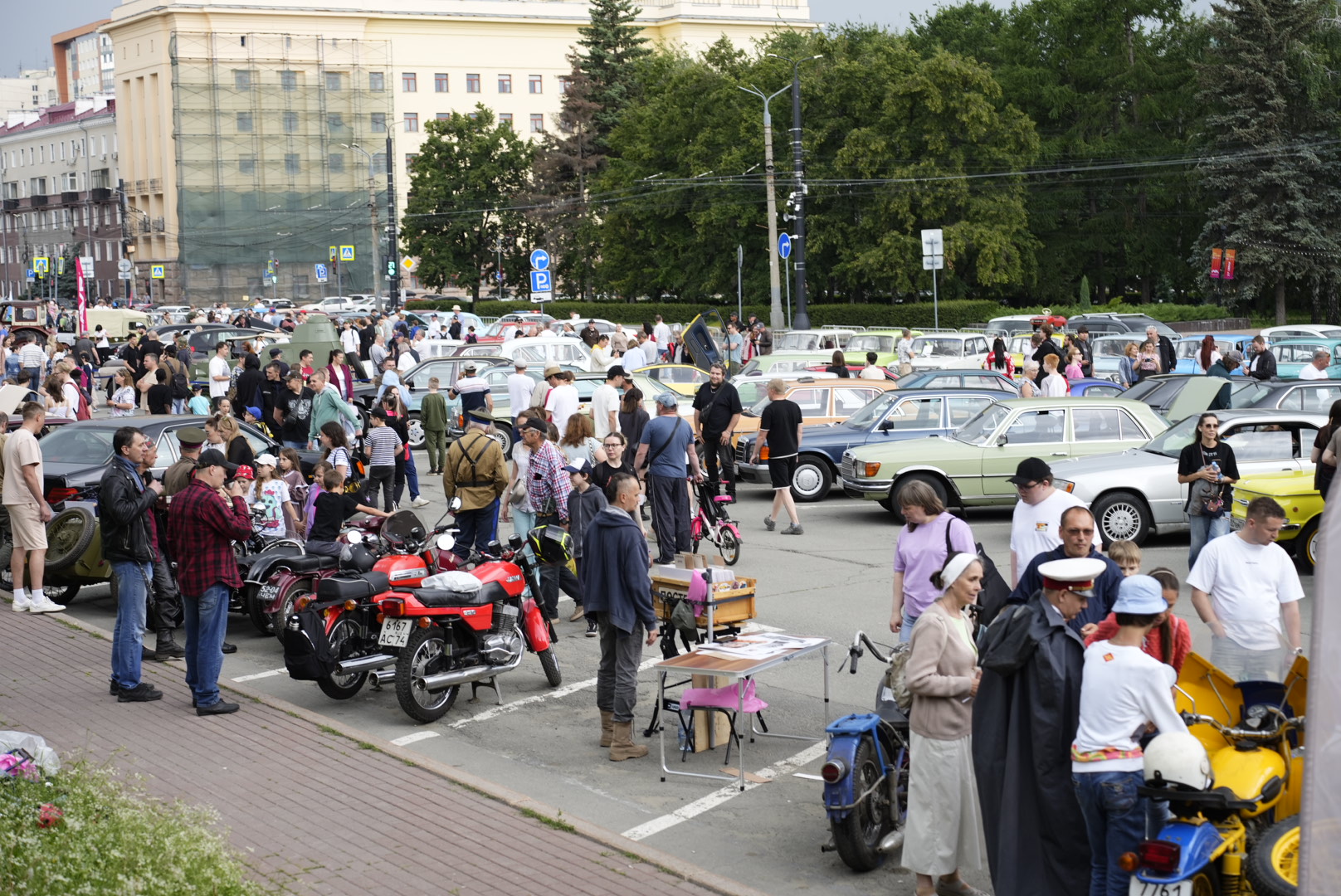 Даже солнце улыбнулось: в центре Челябинска провели яркий ретро-фестиваль