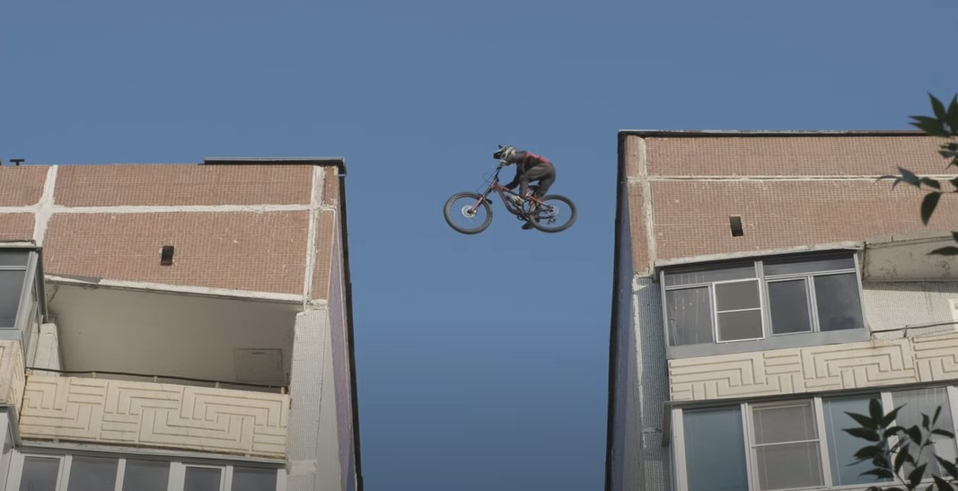 Южноуральский студент прыгнул на велосипеде с крыши десятиэтажки