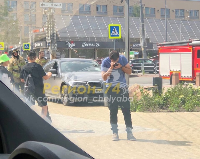 В Челябинске BMW с тремя девятками в номере вылетела на тротуар