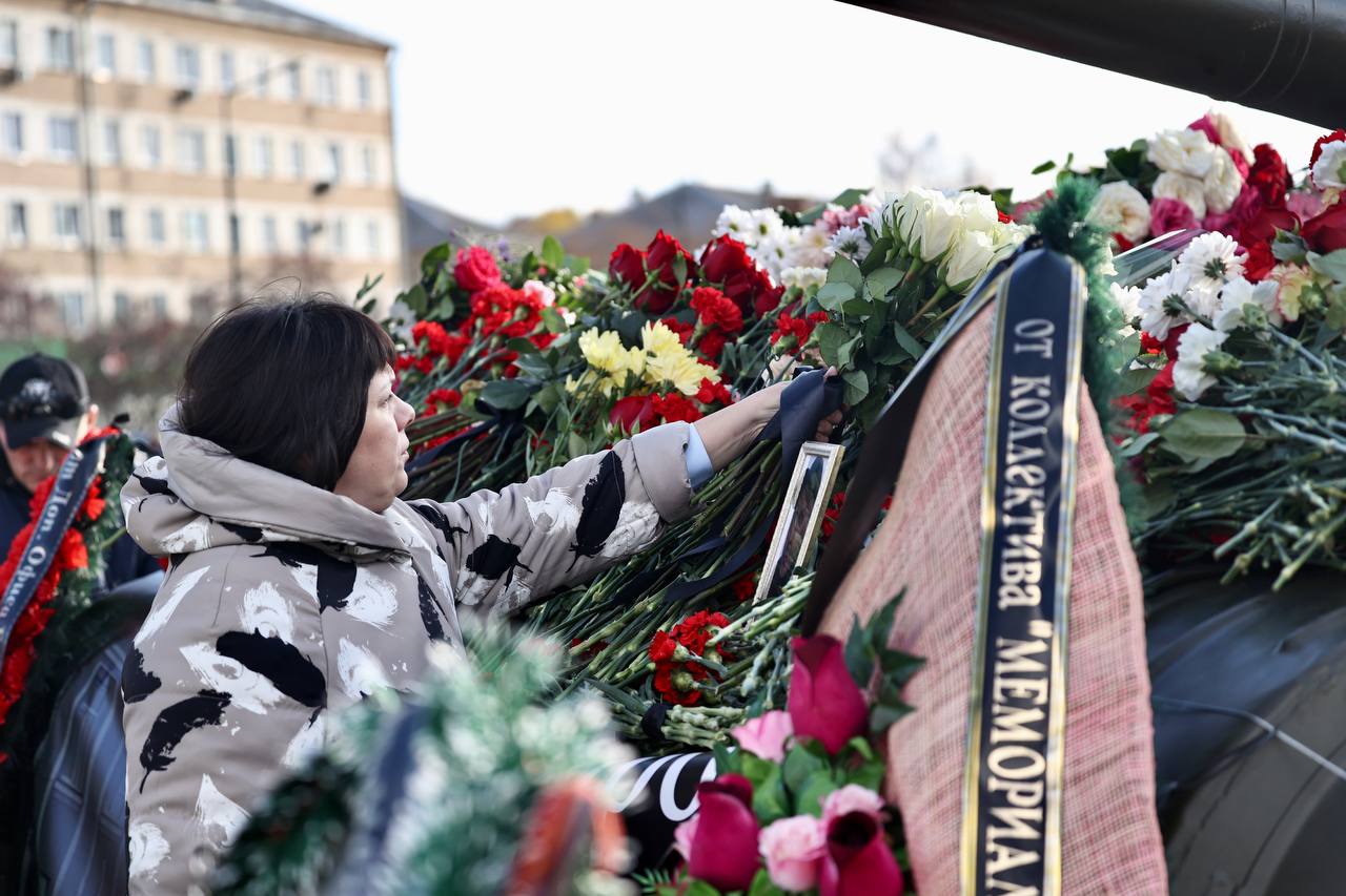 Общее горе: мемориал в Копейске засыпали цветами в память о погибших при взрыве
