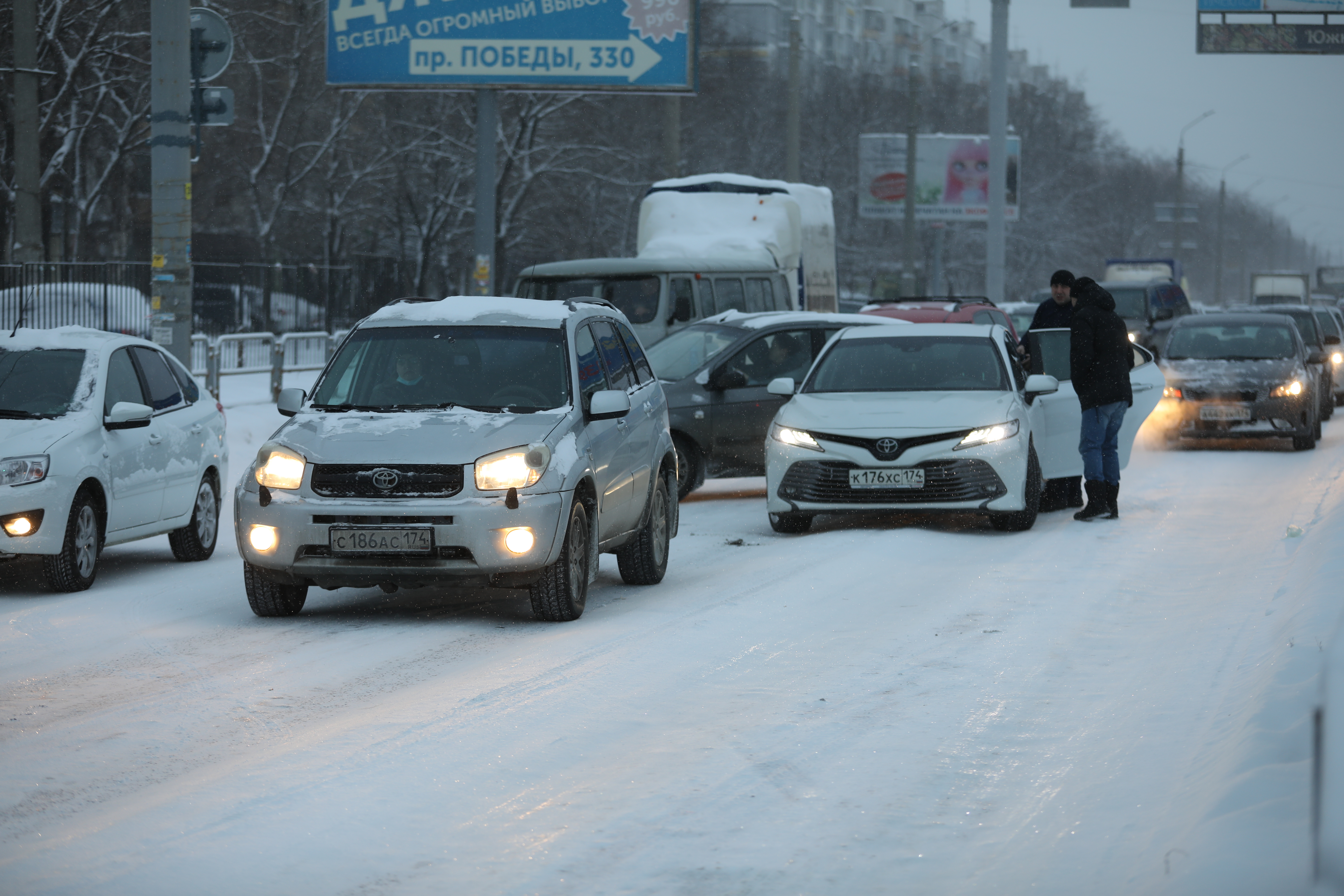 Массовое ДТП заблокировало дорогу в центре Челябинска в час пик*1