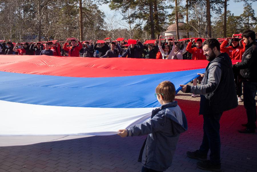 Челябинцы в День космонавтики выстроились в огромную цифру 60