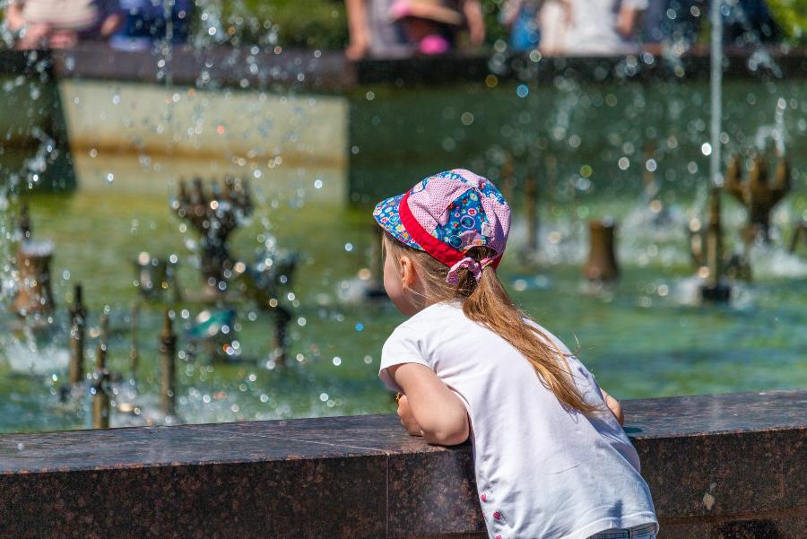 Двух промокших детей без родителей нашли на улице в Миассе *1
