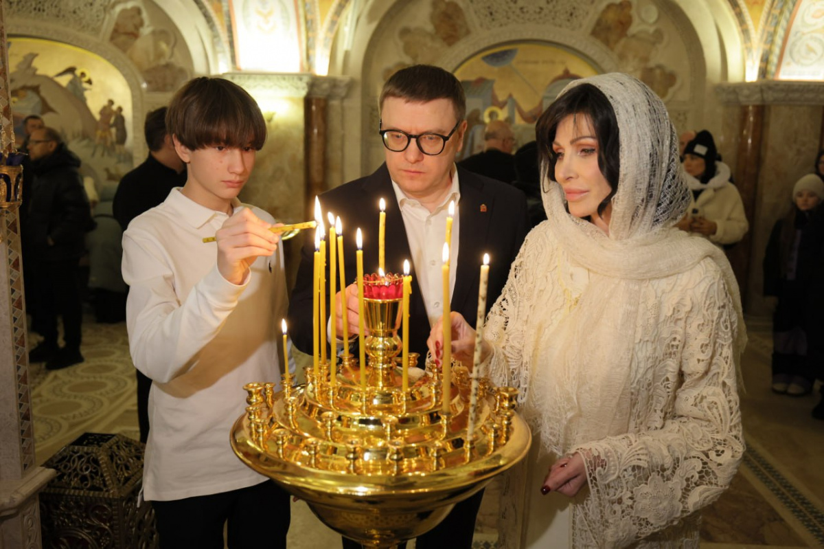 Текслер с семьёй встретил Рождество на службе в главном храме области*