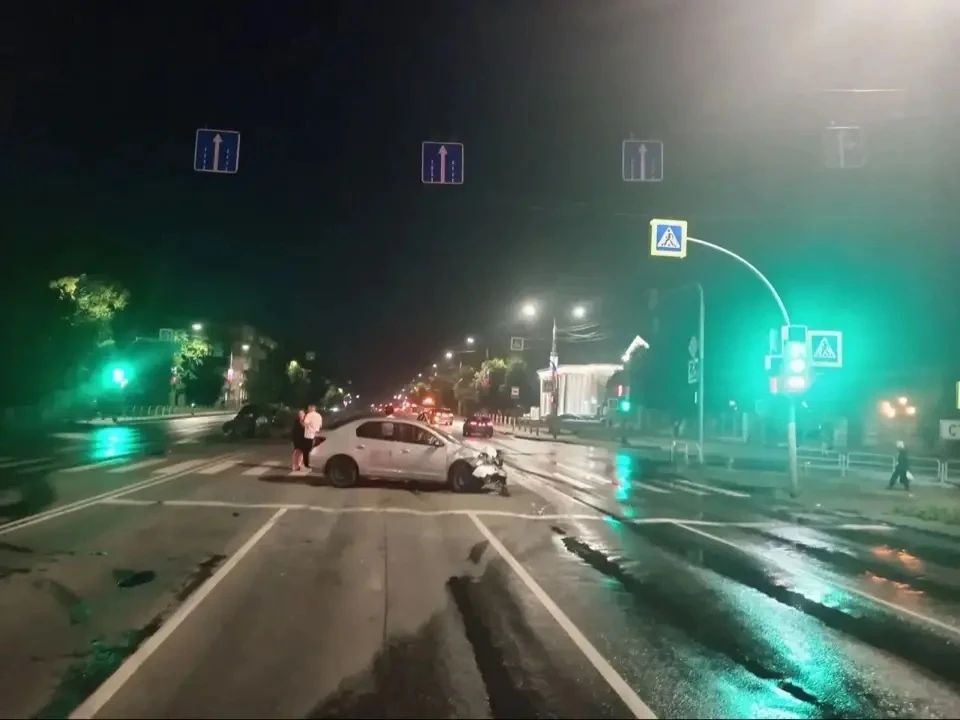 В Челябинске полицейский протаранил стоящий ВАЗ*