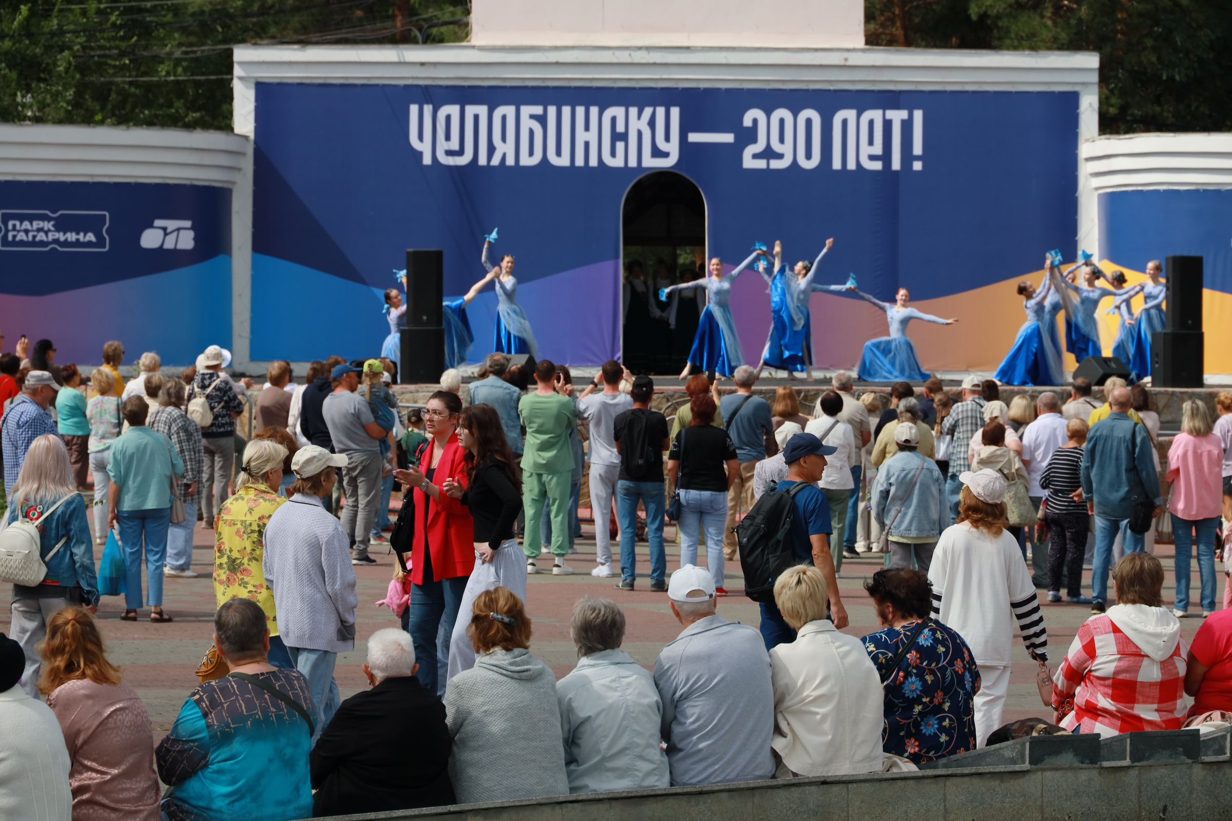 Центр Челябинска наполнился спелыми плодами и цветочным ароматом