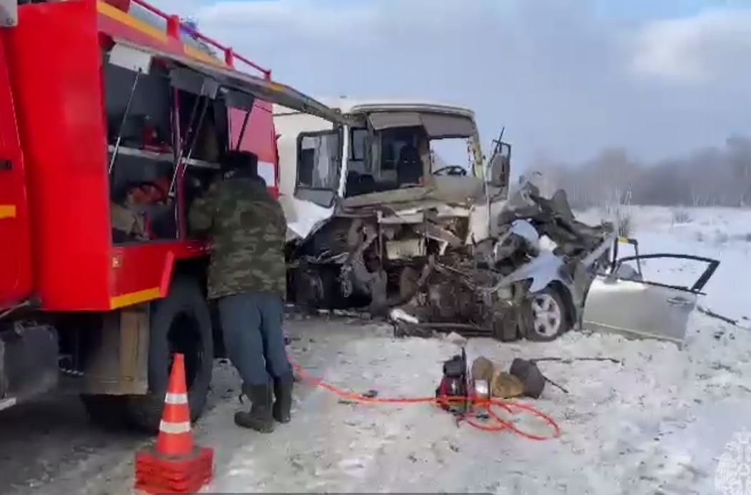 Автомобиль разнесло на части при ДТП на дороге Челябинск – Еткуль*