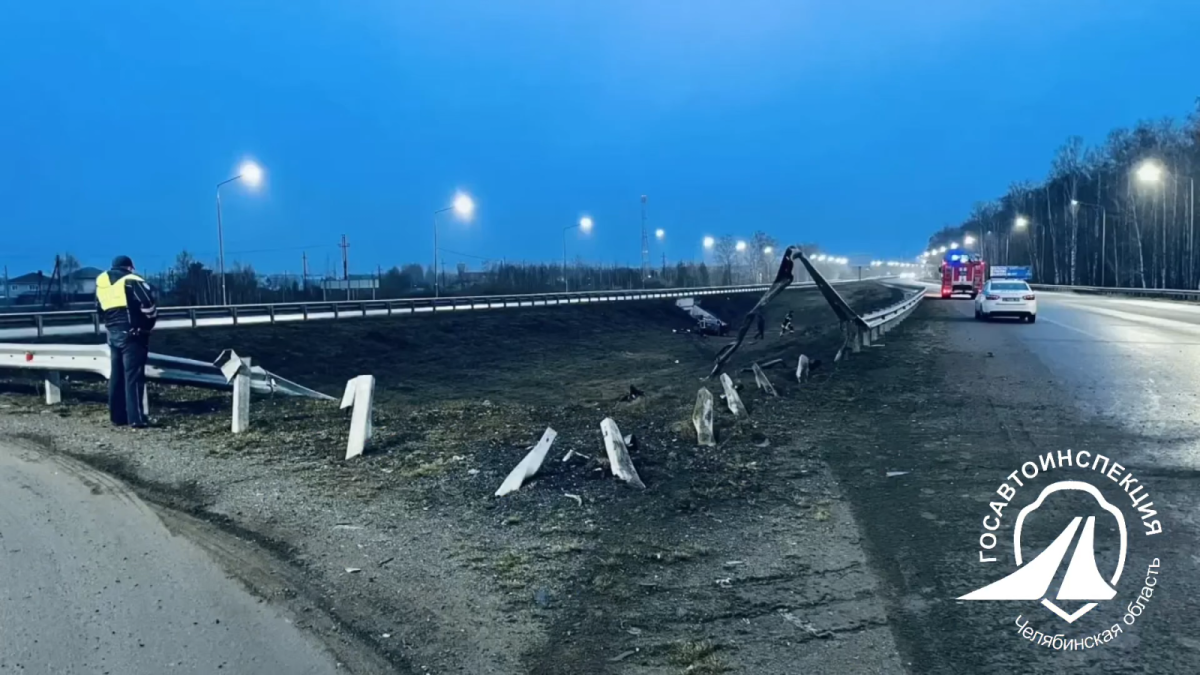 Под Челябинском иномарка разбилась вдребезги о придорожный забор*